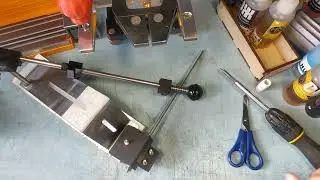 Scissor attachment for sharpener, for sharpening scissors