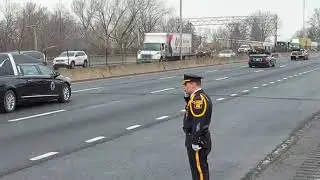 Policías de Yonkers rinden honores en plena helada al agente caído del NYPD
