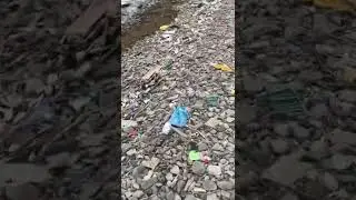 Чистое море и грязный берег в Мысхако