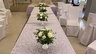 Композиция на стол гостей из белых роз и эустомы.