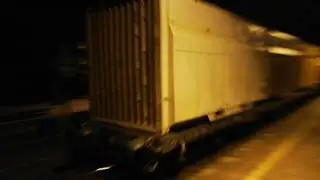 ST48 z kontenerami skarna przejeżdża nocą przez Mońki