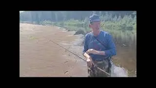 Рыбалка на лесной речке с лодки