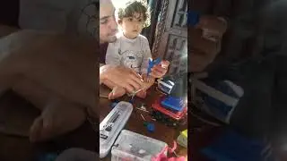 Juanfer 15 de Enero 2023 travesiando con las obras de plastilina de su papá.
