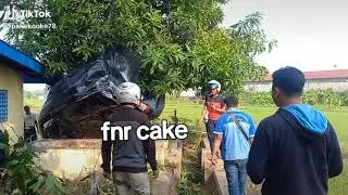 MOBIL NYANGKUT DI POHON