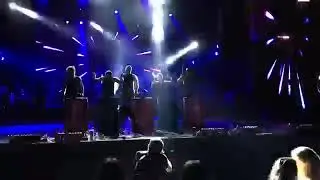 Шоу барабанщиков игра на железных  бочках с водой