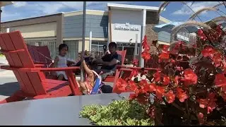 My daughters are doing a Pole Dancing at Tanger Outlets Ottawa 👧🏻🧒🏻 🇨🇦 