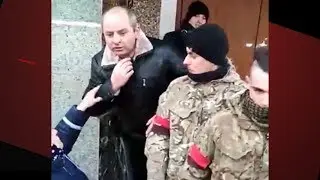 Жгут, ломают двери, рисуют нацисткие символы. "Правый сектор захватил храм.