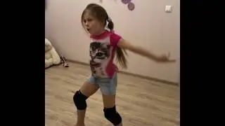 Дети танцуют. Я сама придумала танец. Нравится?