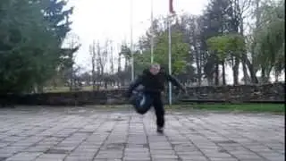 Парень пляшет