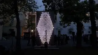 Кристалл представления, объект Сергея Кузнецова и Ивана Грекова во дворе Музея архитектуры, 2024