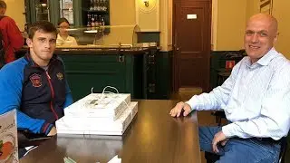Линдфорс поздравляет Александра Комарова с победой на чемпионате мира по греко-римской борьбе