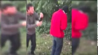 Идиоты открывают бутылку шампанского.