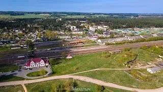 Новоельня - городской посёлок, утопающий в сосновом лесу.