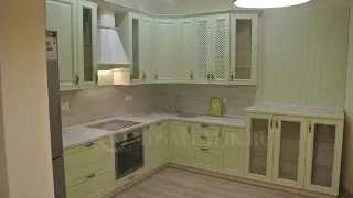 Фисташковая кухня с дубовым фасадом 