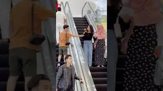 Ngakak banget kakaknya udah senang di kasih bunga malah di ambil lagi🤣 