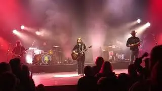Ashley McBryde - Light On in the Kitchen