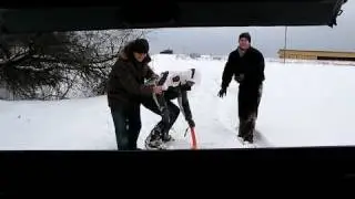 На сноуборде за машиной