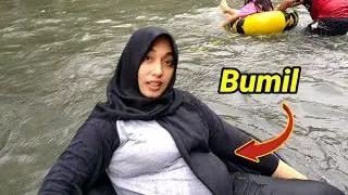 Bumil main Di sungai