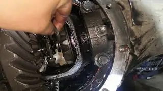 Toyota Land Cruiser 80 replacement of the oil seal on the half shaft