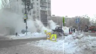 Рабочие устраняют прорыв горячей воды на Карбышева