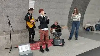 Анна Бажанова - Чем она лучше меня - исполняет в #metro Москвы свою #песню под аккомпанемент друзей