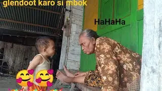 Enaknya bocil makan sate ayam, trus glendot karo si mbok🤣