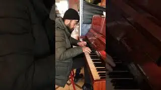 Игра на пианино в одном из кафешек в Грозном.