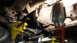 Suzuki Grand Vitara. Front axle oil change.