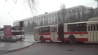 центальная площадь Кишинева из окна троллейбуса.avi