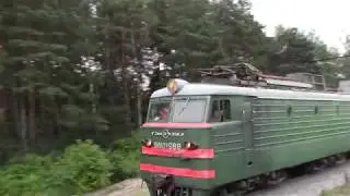Электровоз ВЛ10У-988 с грузовым поездом