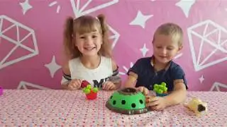 Кролик попрыгунчик. Играем с братом и мамой)