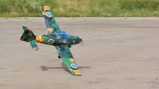 На аэродроме  Dewoitine D 520 , бульдог и кукурузник)