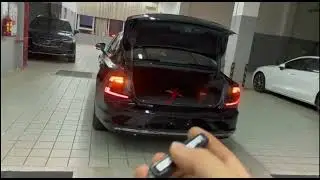 На видео процесс работы электропривода багажника для  автомобиля Volvo S90