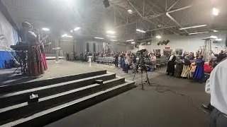 Ven a uno de nuestros cultos  erme y Belky Zuniga