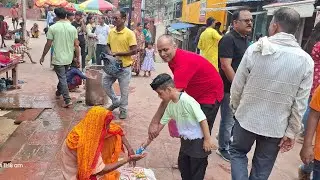 गरीब लोगो को बिस्कुट बांटते हुये
