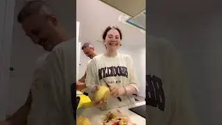 صار وقت ضب الشناتي 😞 جوزي ساعدني في تحضير العشاء 💃🏼 رد فعل ولادي على اكل البصل في المطار 🤣
