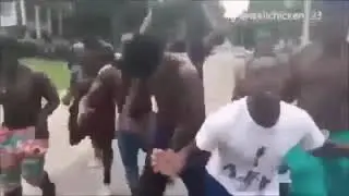 Tamnoputi ljudi igraju uz Micinu Zavrzlamu