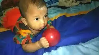 Dede bayi lucu dan bikin gemes main balon 🎈🎈🎈