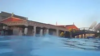 Аквапарк. Плаваем в бассейне втроем 2