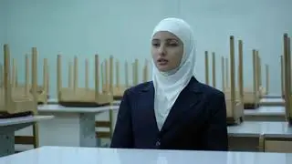 Дінін қорғаштаған хиджабтағы қыз