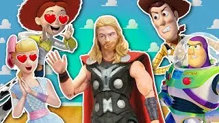 WOODY y BUZZ están CELOSOS de THOR ⚒ Las CHICAS están LOCAS por ÉL! 😍 Juguetes Fantásticos