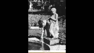 Escultura de un niño orinando
