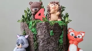 Торт-пень. Торт с шоколадной корой,  мхом и зверюшками из мастики.