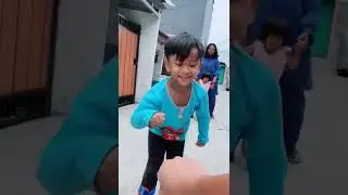 jatuh bangun main sepatu roda anak umur 4 tahun....  hebat udah bisa loncat