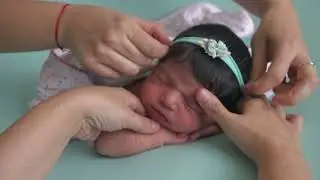 Pose manos bajo mentón en fotografía newborn