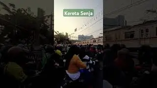 Senja di Stasiun kereta Bekasi.#shortvideo #shors # #keretaapiindonesia #stasiunbekasi #pintukereta