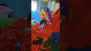 si kembar mandi bola bersama (2)