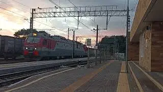Электровоз 2ЭС4к-069 с грузовым поездом и Электропоезд ЭС1-050/042 Роза Хутор — Краснодар-1