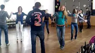 девченки танцуют вальс в джинсах