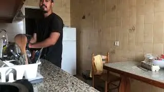 Andresloko limpiando platos